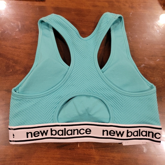BNWT New Balance Medium Impact Sports Bra in Large - Picture 3 of 4